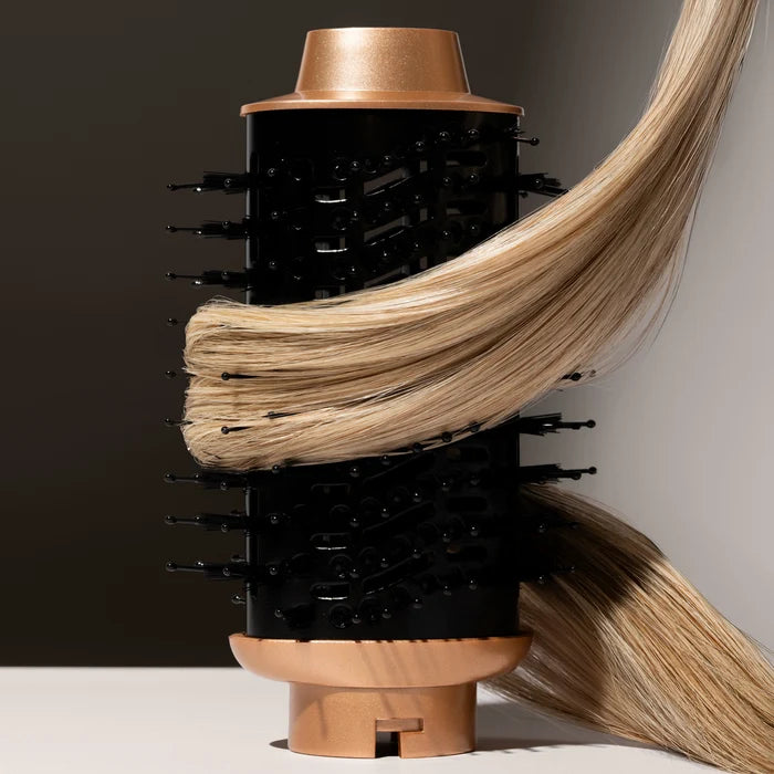 Blowout-Bürste mit blonder Haarsträhne