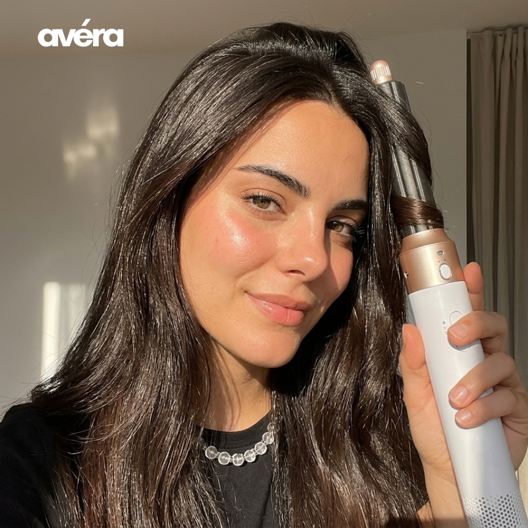Frau mit dem avéra AirStyler in der Hand, Selfie